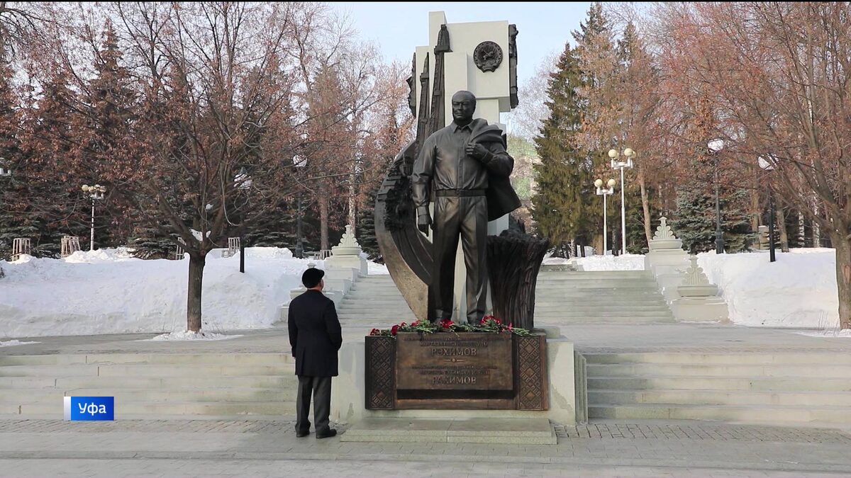    В Уфе прошла церемония возложения цветов к памятнику Муртазе Рахимову