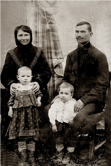 Колесниковы Фёдор и Анна, с двуми старшими детьми