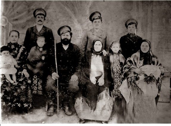 Михаил и Полина Колесниковы с сыновьями, невестками и внуками