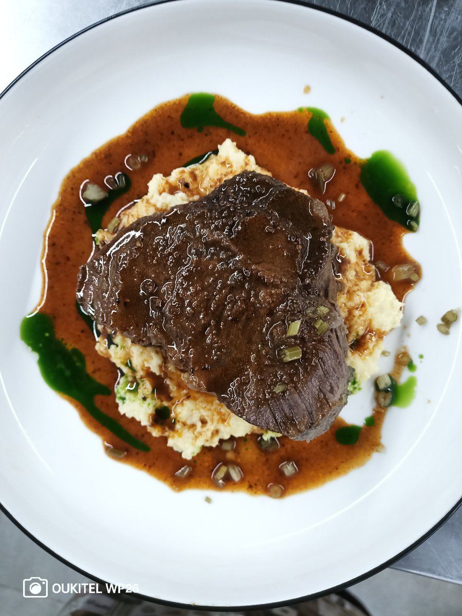 Говяжьи щёчки томленые в мясной глазури