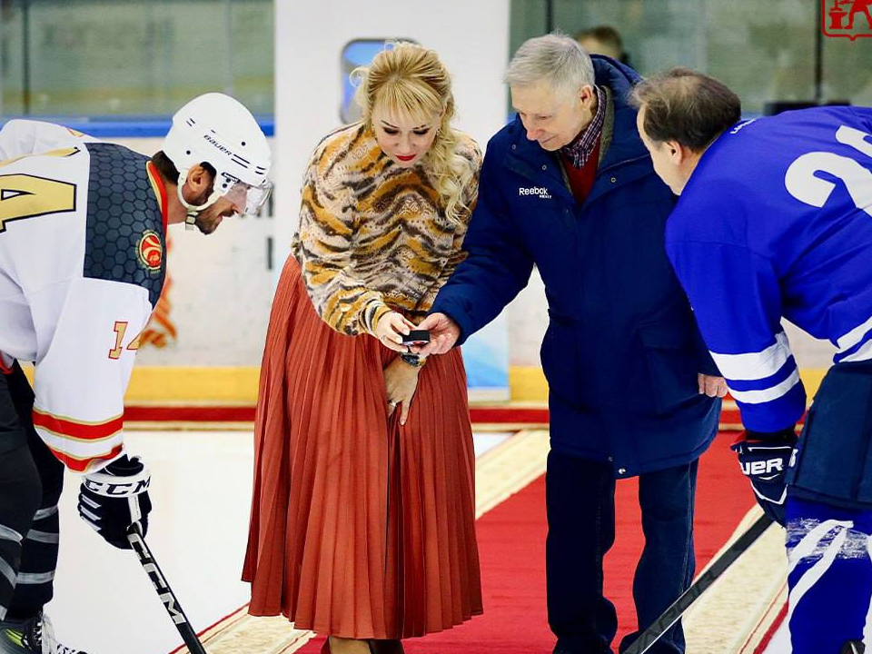     Символическое вбрасывание проводят глава Электростали Инна Волкова и Юрий Парамошкин. Фото: администрация г. о. Электросталь