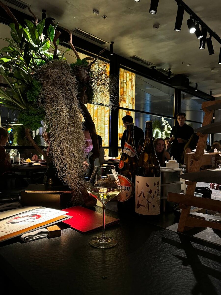 Интерьер и красивый янтарный столб