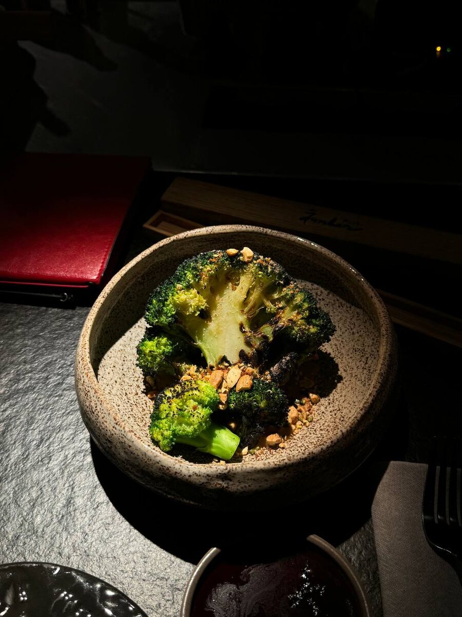 Брокколи, ореховый соус