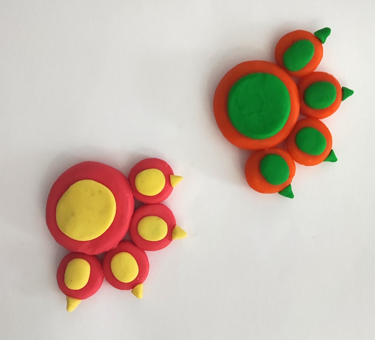 Готовый вариант аппликации из пластилина на картоне на канале Лепим с Таней.