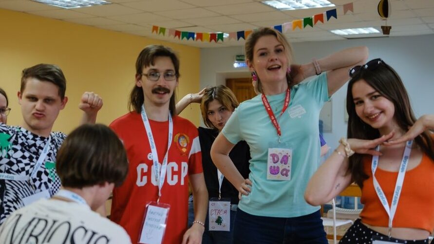    Наставница Дарья Огнева (в голубой футболке) и подопечный Дмитрий Горбунов (в красной футболке) познакомились на смене в лагере «Шередарь». Фото из личного архива героини