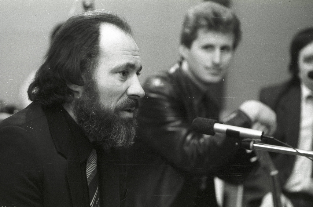    В Сургуте состоится конкурс чтецов в память о поэте Петре Суханове