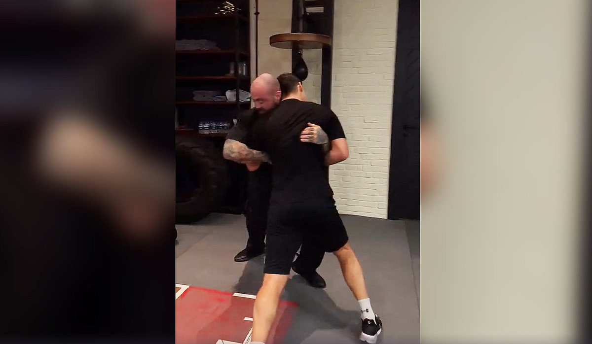 Дмитрий Бивол тренирует борьбу