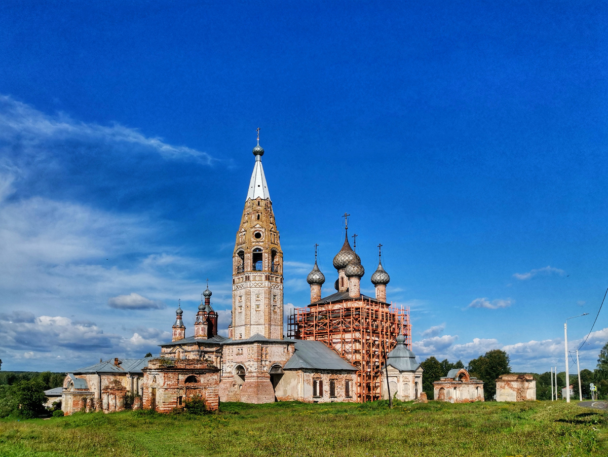 Парское Ивановской области. Ансамбль Предтеченской(1785) и Воскресенской(1785) церквей.