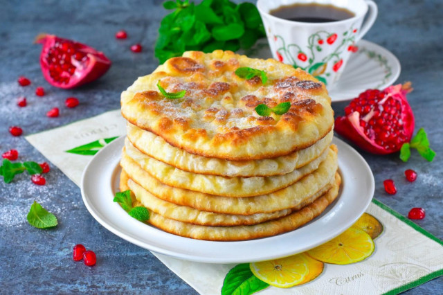 Мягкие, простые, доступные. К завтраку или полднику. Сладкие лепешки на сковороде подойдут как отдельное угощение к чаю или кофе вместо хлеба. Уменьшив количество сахара, можно получить несладкий вариант этой выпечки. Такие лепешки особенно понравятся детям.