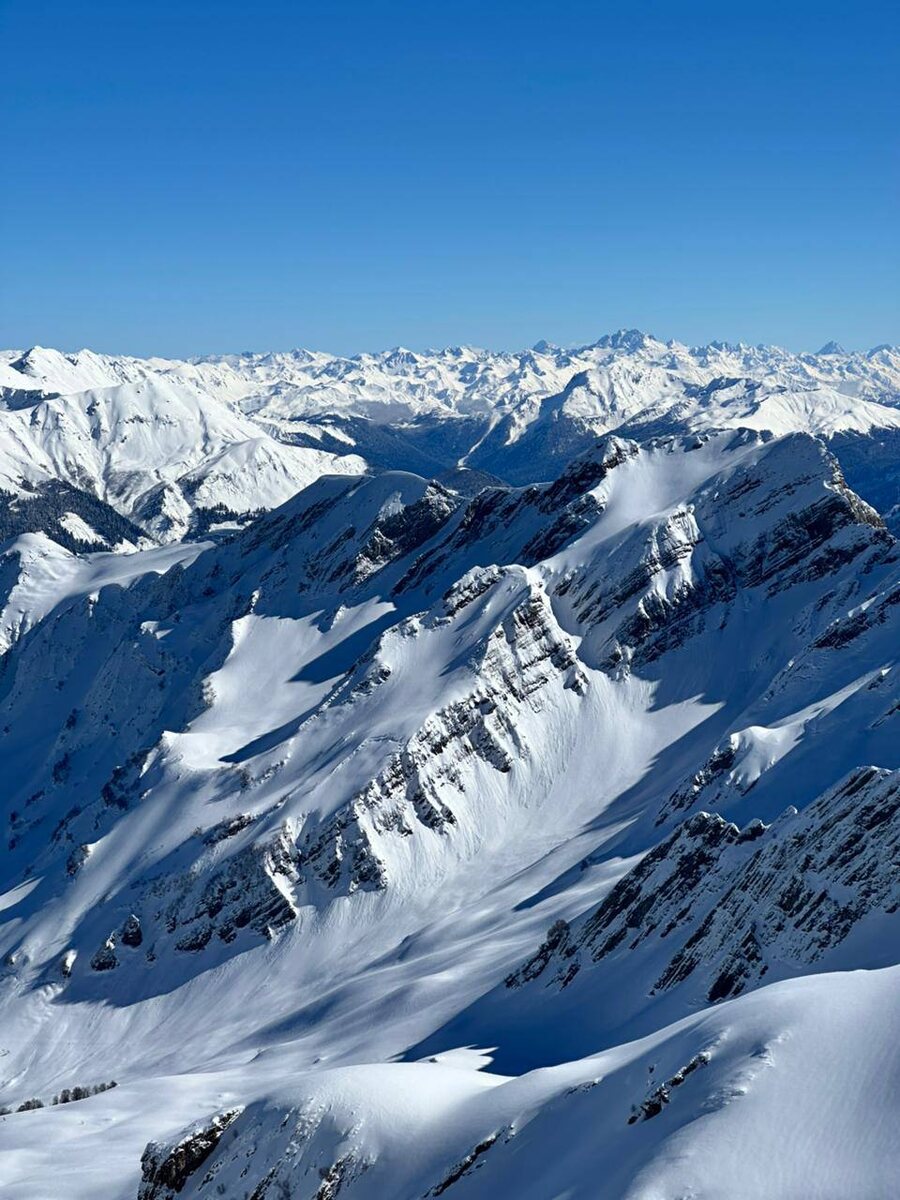 Заснеженные горы настолько красивые, что хочется на них смотреть, не отрывая взгляд.