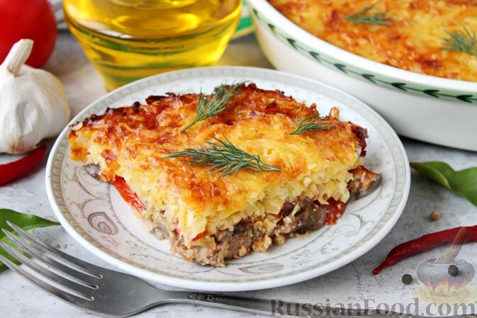 картофель, свинина, грибы белые, помидоры, лук репчатый, чеснок, сыр твёрдый, сметана, горчица, желток, масло растительное, соль, перец чёрный молотый