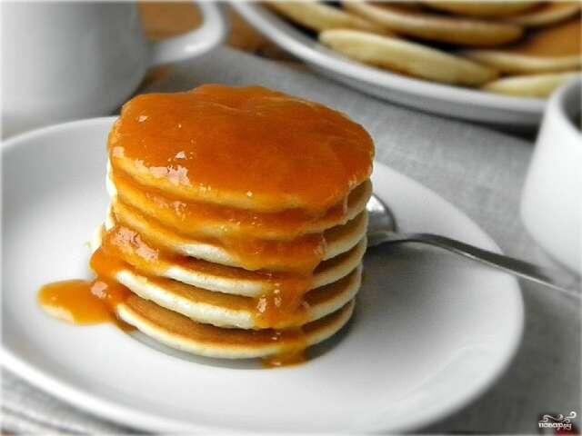 Как приготовить панкейки на кислом молоке? Очень просто, а точнее — практически также, как и на обычном. По вкусу они немного отличаются, но получаются не менее вкусными и нежными. Смотрите рецепт!