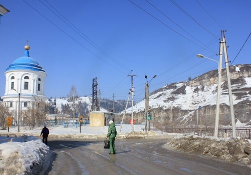 Православный старинный храм. Построен учеником Казакова по заказу заводчиков Урала Твердышева и Мясникова в 18- веке после сожжения завода Нижнесимского сподвижниками Емельяна Пугачёва башкирами Салаватом Юлаевым. Миньяр. Южный Урал. Челябинская область. Ашинский район. Городской пруд. Плотина в устье реки Миньяр в долине реки Сим. Горы Южного Урала. Фото Татьяны Немшановой. Апрель 2012- 2014