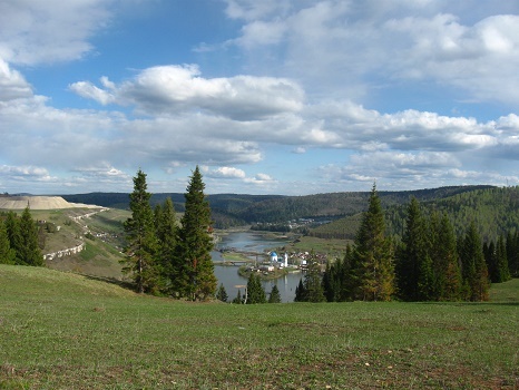 Вид на православный храм г. Миньяр. Долина реки Сим и устье реки Миньяр. Городской пруд, плотина заводская. Изначально построено в 1771 году. Сожжено в1772- 1774 году сподвижниками Емельяна Пугачева башкирами отцом и сыном Юлаевыми. Отстроено с 1784 года по постановлению Берга. Зодчий Казаков и его ученик.  Май 2012- 2014. Фотографии Татьяны Немшановой.  Вид на Пожар гору, на Завьяловку, на карьер наПионер горе.  Южный Урал. Челябинская область, Ашинский район, бывший Миньярский.