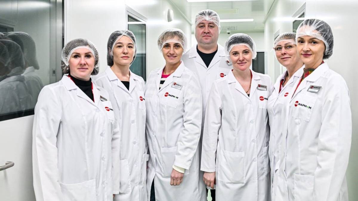    Сотрудники фармацевтического завода «Велфарм-М» / Фото: Telegram / мэр Москвы Сергей Собянин