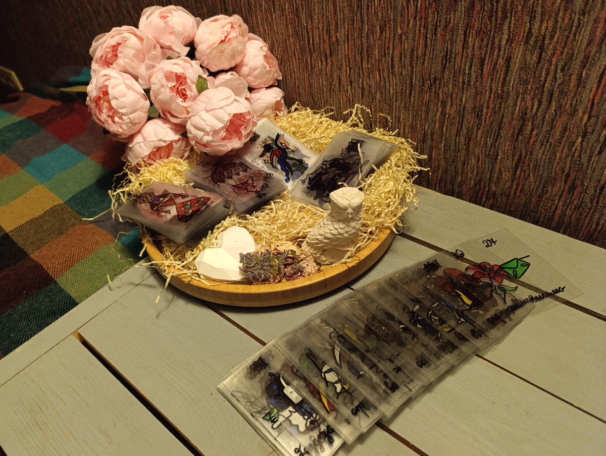 Тема общего расклады "Что скрыто от вас сейчас" на авторских оракульных картах "Говорящие линии".