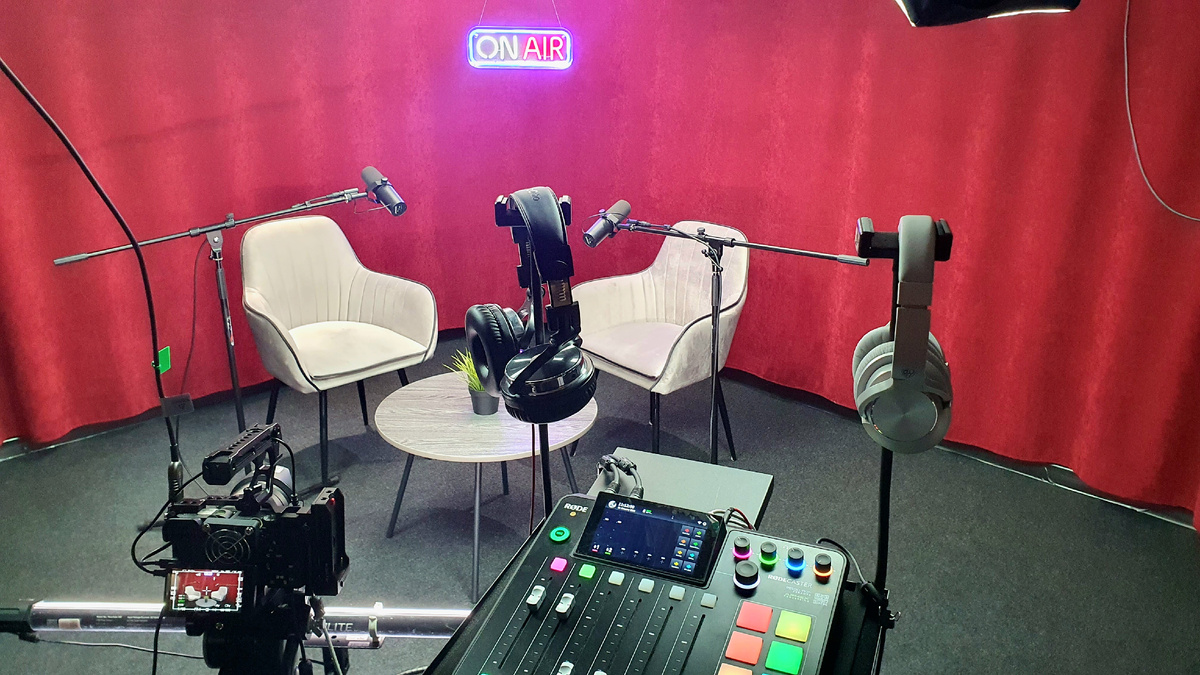 Студия для записи интервью или подкаста.