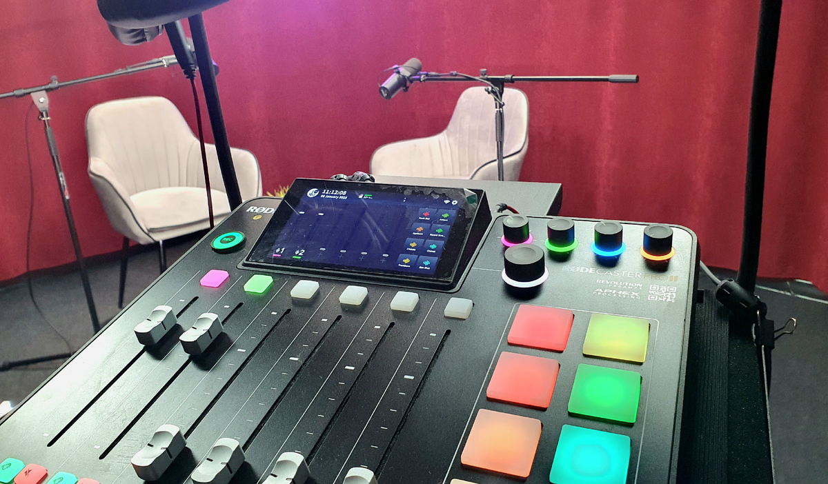 Звуковой микшерский пульт.