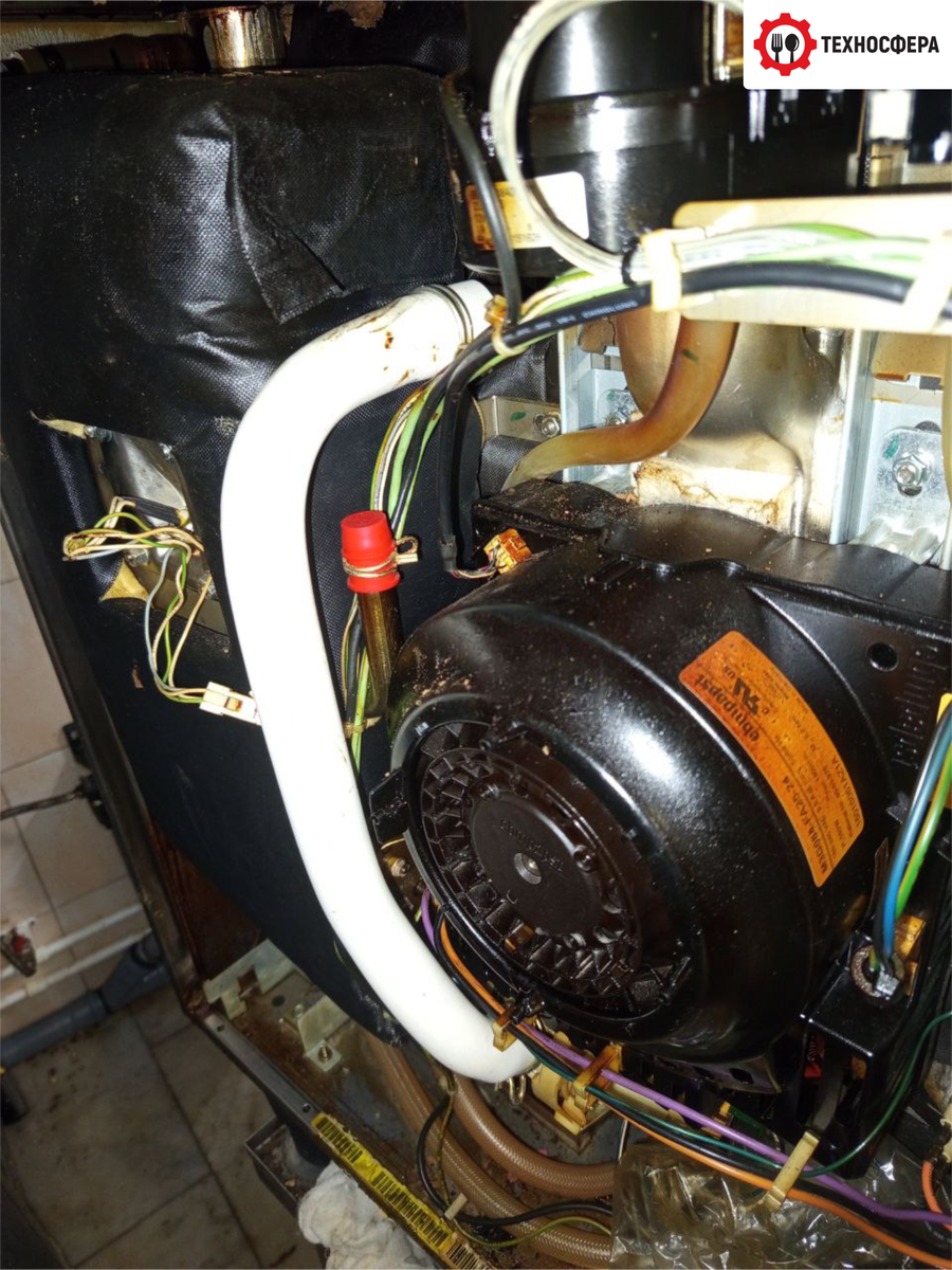 Бойлерный тип подачи воды в пароконвектомате: видимый бойлер, защищенный теплоизоляцией, который нагревает воду. 