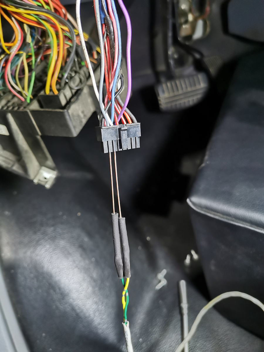 распиновка адаптера: левая игла — пин can low; правая — can high