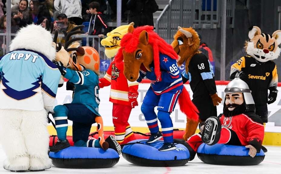    Маскоты на Матче всех звезд всегда приковывают особое внимание. Фото: ВК ХК СКА