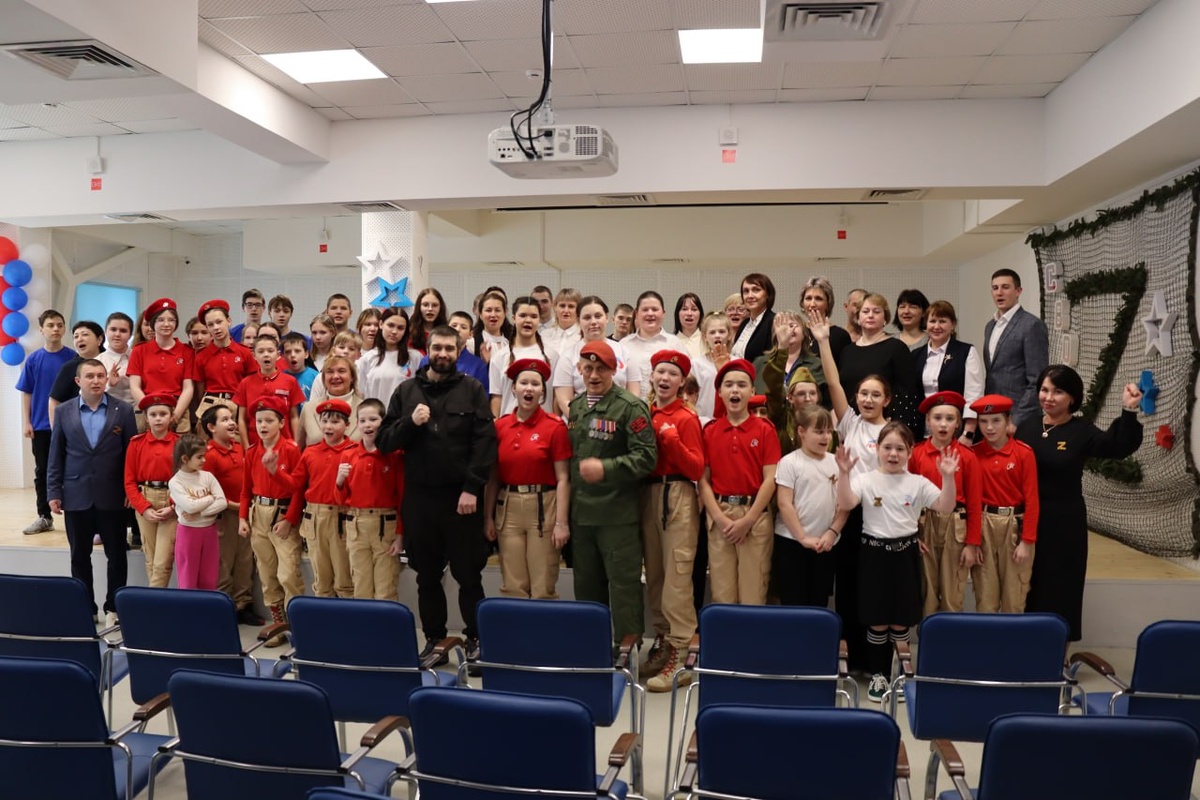   В школе Ханты-Мансийского района торжественно открыли Год защитников Отечества вместе с героями СВО