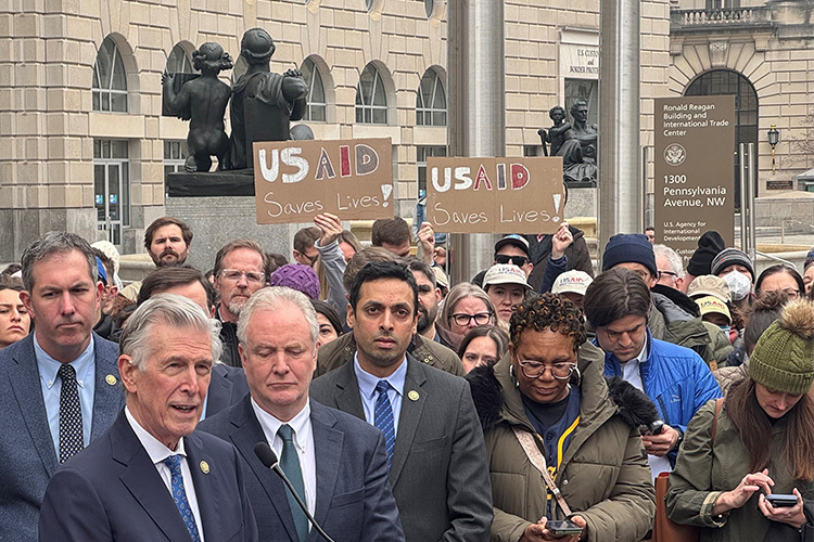    История c USAID с каждым днем набирает обороты. Новая администрация США планирует почти полностью сократить штат агентства (который составляет более 10 тыс. человек), сообщило сегодня Reuters.   
Фото: © Luzia Geier / dpa / www.globallookpress.com