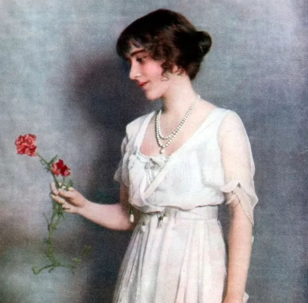 Элизабет, будущая королева Георга VI. Она дважды отказала ему и наконец согласилась выйти за него замуж в 1923 году, когда он сделал предложение в третий раз