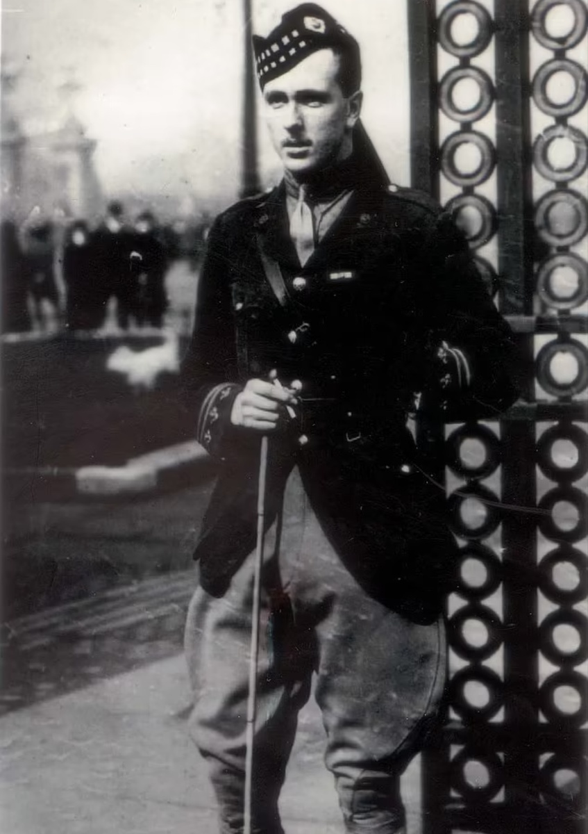 Джеймс Стюарт — камердинер Берти — был безумно влюблён в Элизабет, а она — в него, но у королевы Марии были другие планы