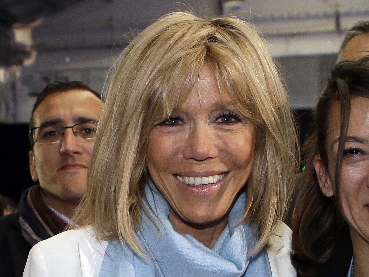    Жена нового президента Франции Эммануэля Макрона Брижит Макрон © AP Photo / Claude Paris