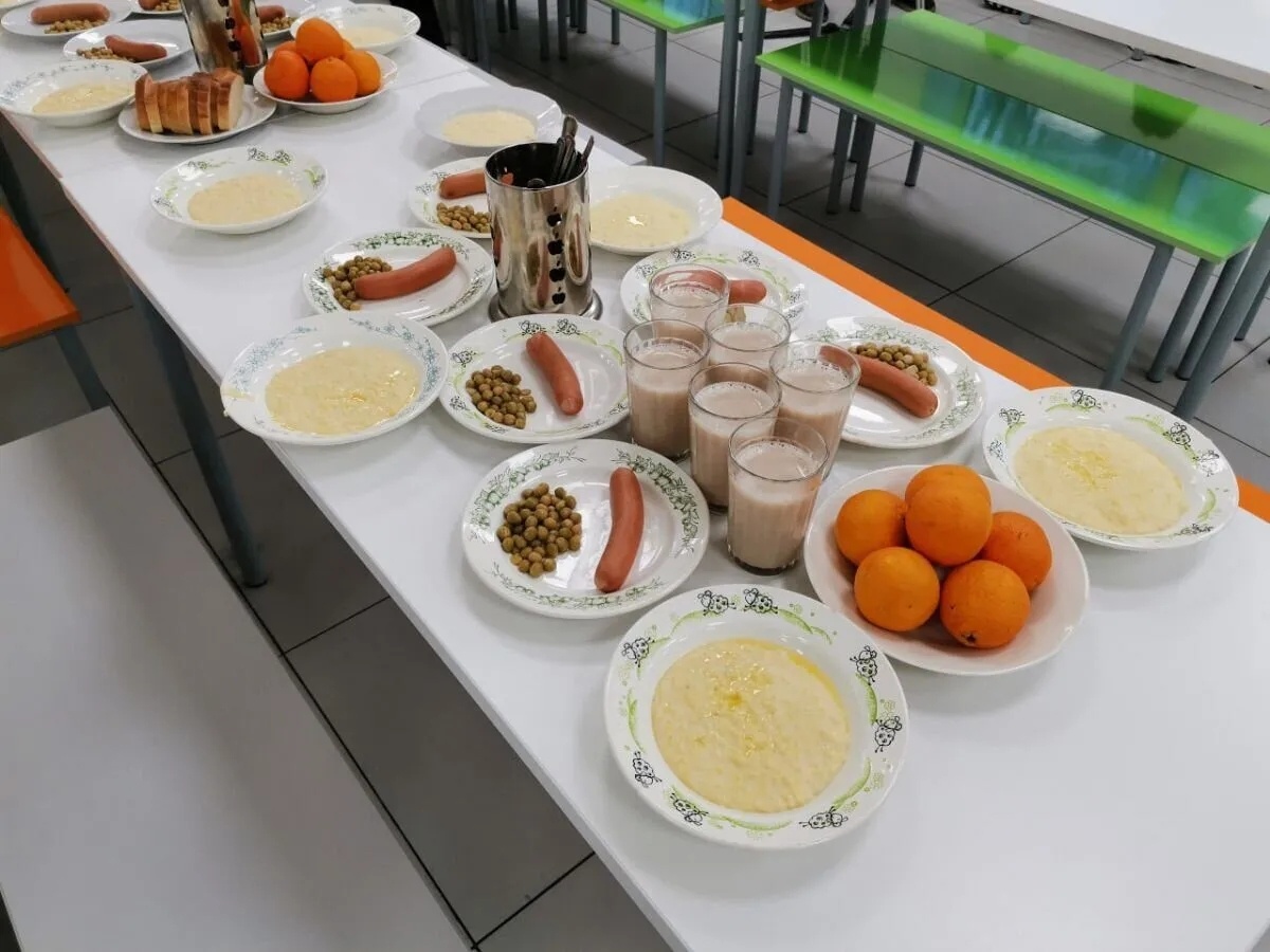 Вот даже тарелки с таким же рисунком были, зелененьким) Фото из открытых источников