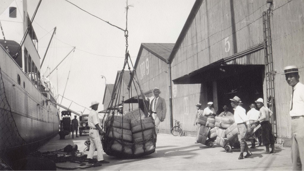 Загрузка судна мешками до появления грузовых контейнеров