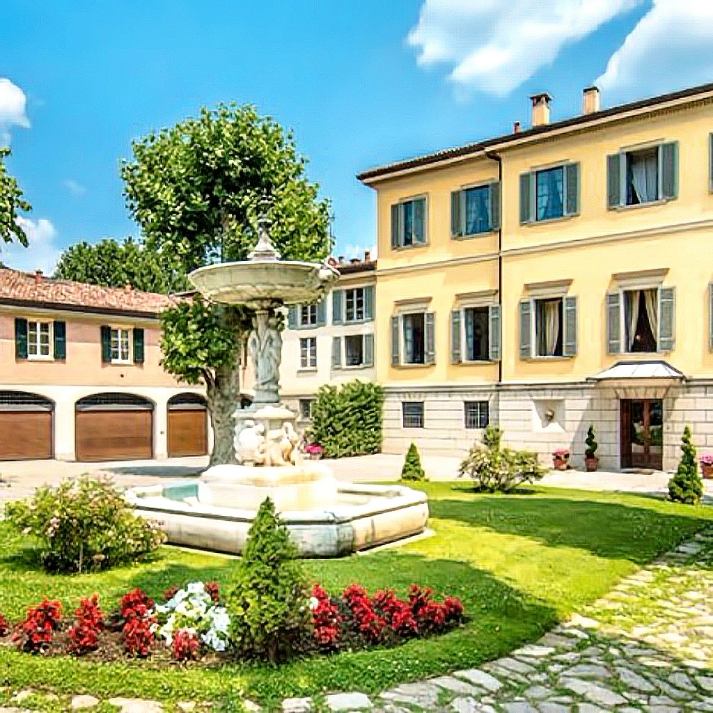 внутренний двор особняка на живописном берегу озера Комо в Италии