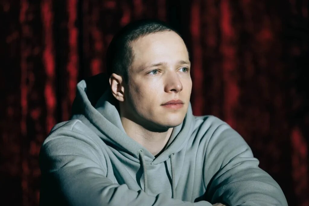 Это действительно непросто. У Кати теперь есть наследство, но что будет с Лехой — тоже неясно. Их воссоединение стало возможным, и это отлично. Катя теперь богатая, а тот, у кого деньги, часто диктует условия. Леха же не тот человек, который привык подчиняться. Ему необходима женщина, готовая следовать за ним, в то время как Катя, возможно, пожелает развивать свою карьеру, в то время как Леха хочет детей. Смогут ли они достичь компромисса? – прокомментировал Сергей на шоу «Алена, блин!».Кадр из сериала «Ландыши. Такая нежная любовь»