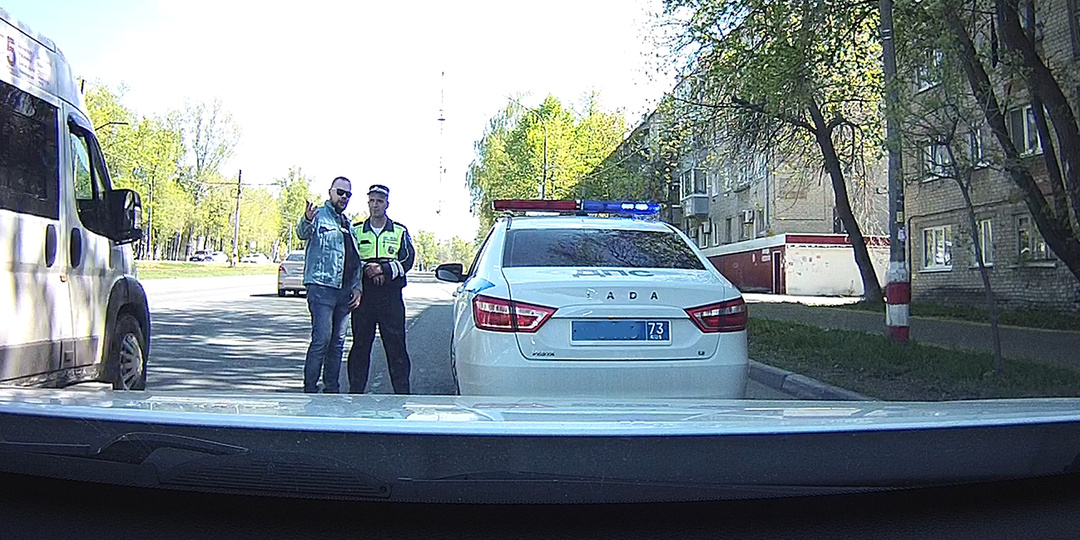 Должен ли водитель выходить к сотруднику ГИБДД, когда его остановили: или можно просто опустить окно