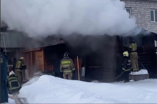    Момент работы пожарных. Фото: ГУ МЧС по Пермскому краю