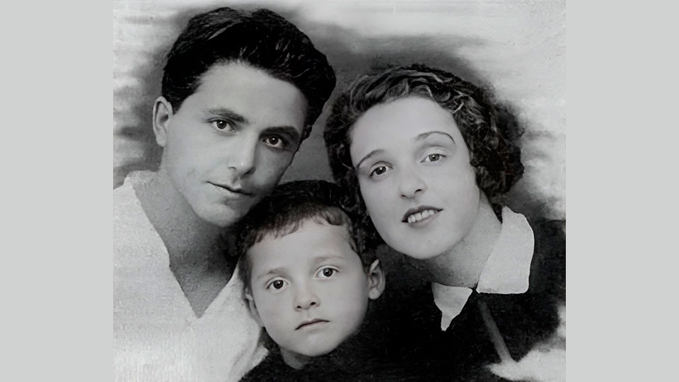 Михаил Танич в детстве с родителями