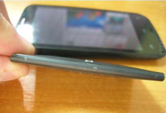 Смартфон продолжает работать, но со временем доставляет еще больше неудобств, т.к. вздувшийся аккумулятор не позволяет закрыть заднюю крышку.