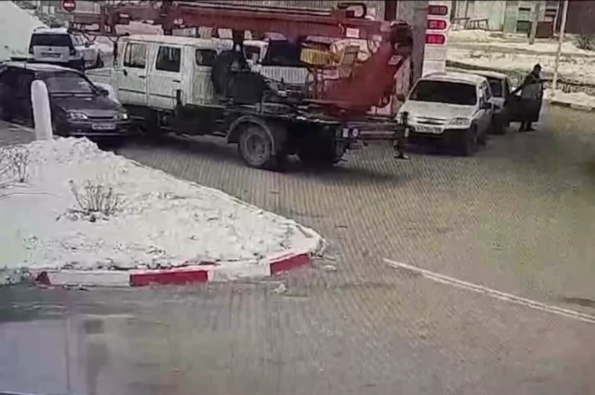    Кадрами курьезного ДТП на заправке в Михайловке поделились в МВД Волгограда