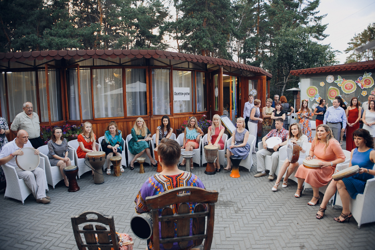 Плюсом авторского барабанного круга в СПб от Евгения является то, что для участия не требуется музыкального опыта или специального образования. Спустя полчаса даже самые скептичные зрители входят во вкус и пляшут с бубном, неистово отбивая ритмы предков.