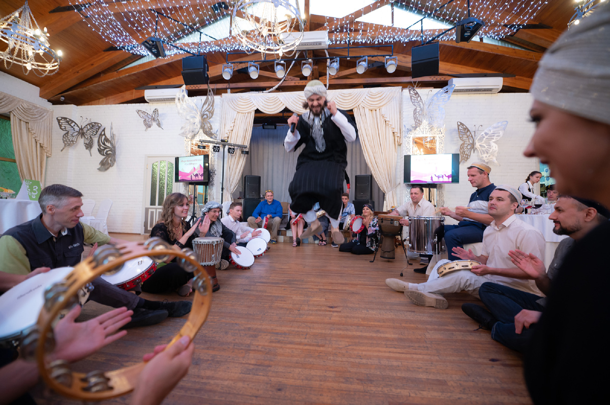 Барабанные круги в Санкт-Петербурге хороши не только на корпоративах, а еще на частных и тематических вечеринках, свадьбах, мужских и женских праздниках.