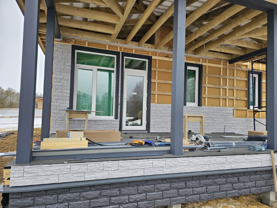 Фото фасада дома на этапе отделки