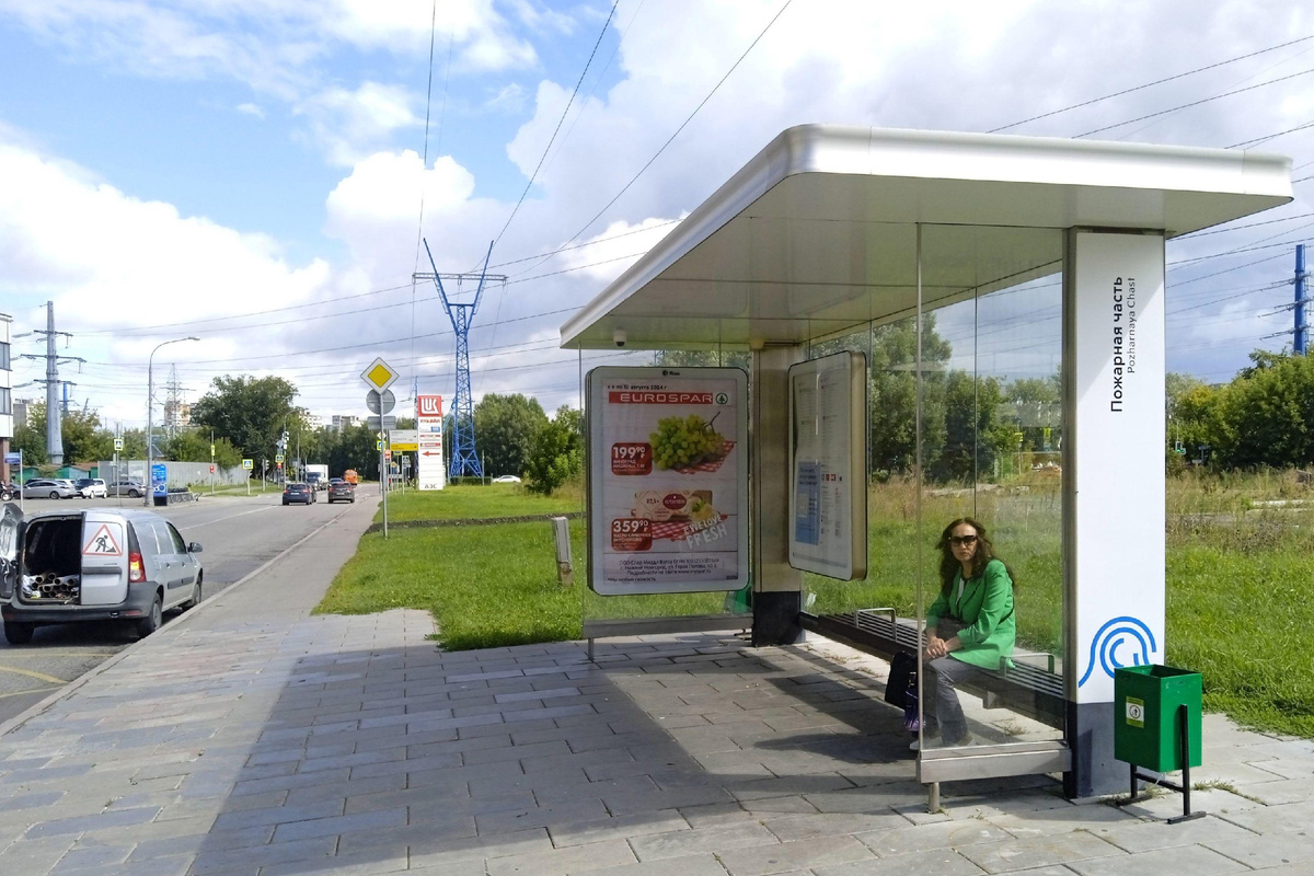 Пример рекламы на остановке в Москве