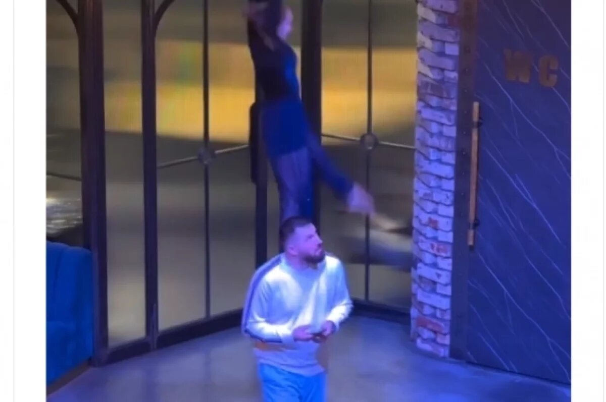    В Оренбурге гимнастка в кафе чудом не снесла посетителя во время трюка