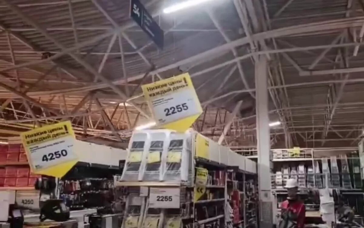    Появилось видео обвала крыши гипермаркета в Хабаровске из-за снега