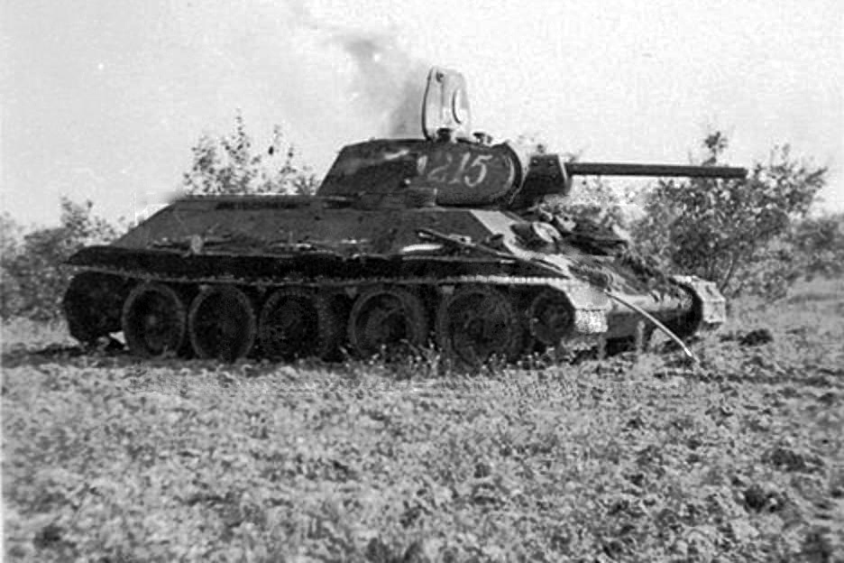 T-34 (историческое фото. танк с маркировкой 215)