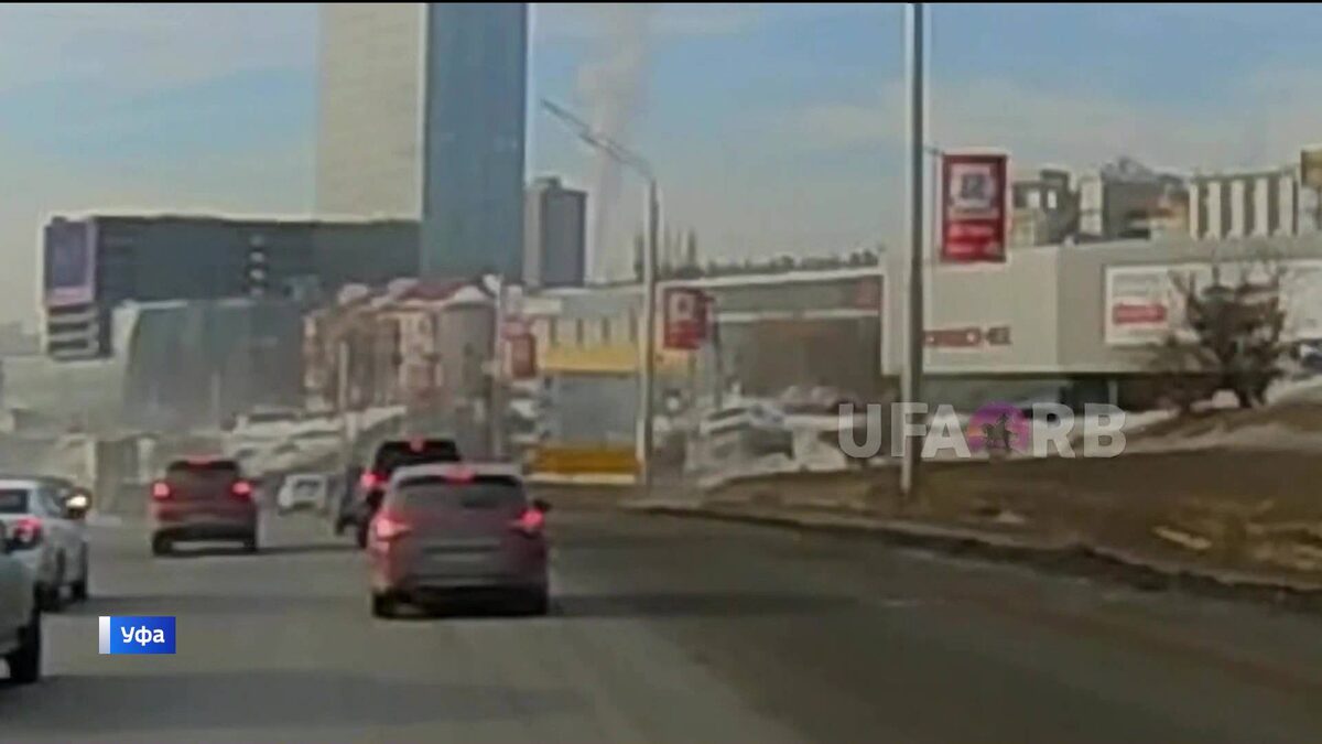    Легковушка вылетела с дороги в результате ДТП на проспекте Салавата Юлаева в Уфе