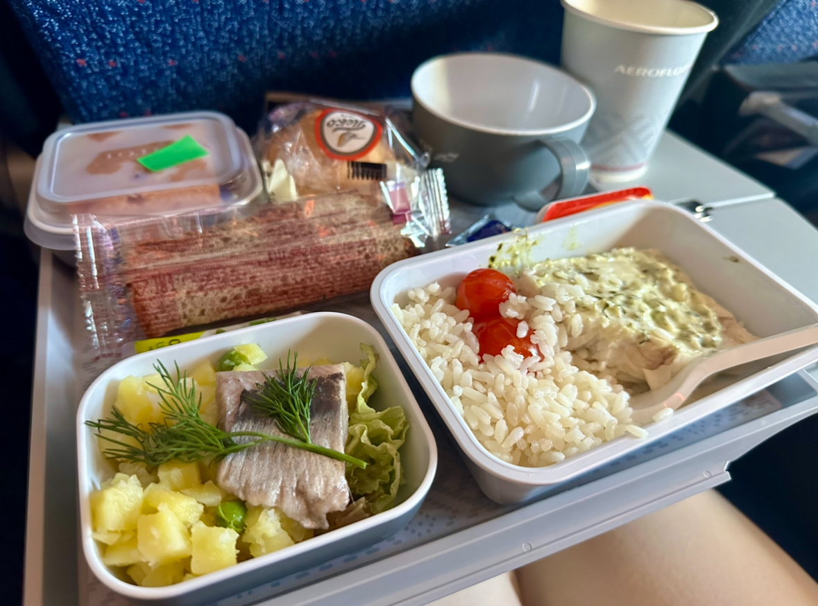 Первый приём еды в Аэрофлоте - салат, рис с рыбой, селедка, пироженка, хлеб и два напитка. Второй был с таким же объемом, но другая еда. Третий - закуски, четвертый - мороженое.