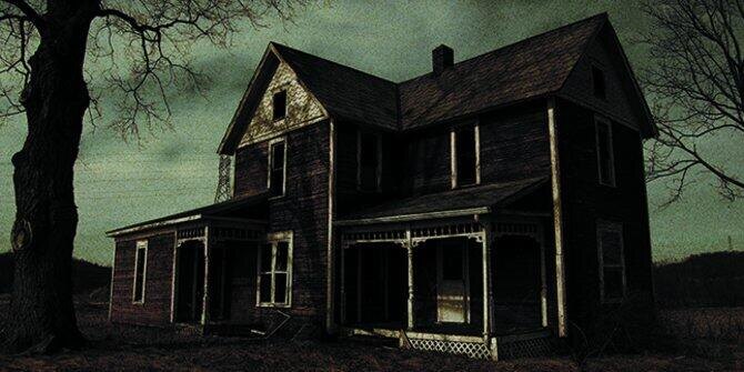 Его стены, когда-то белые, теперь потемнели от времени и сырости.