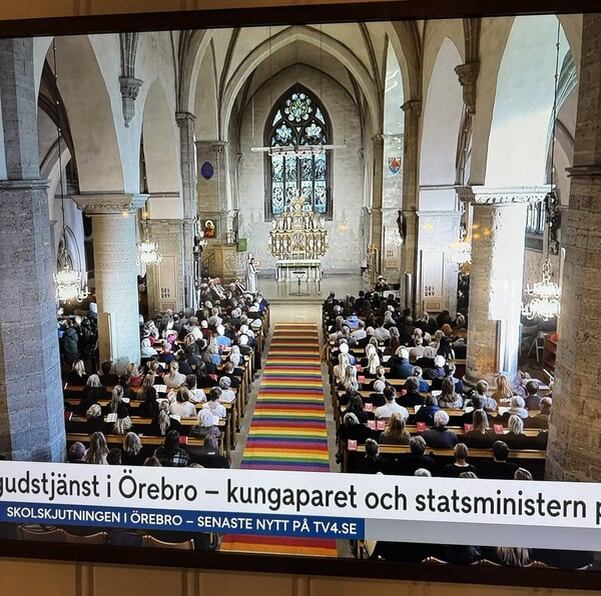    Шведская церковь почтила жертв массового расстрела гигантским радужным ковром